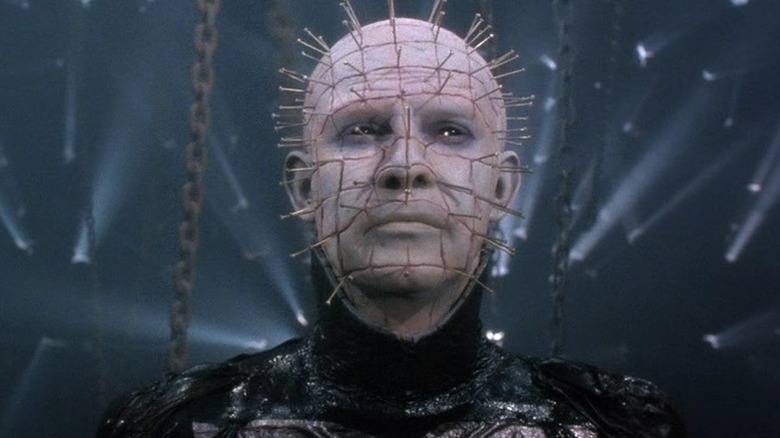 Pinhead înconjurat de lanțuri în Hellraiser
