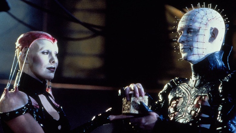 Angelique și Pinhead privindu -se unul pe celălalt în Hellraiser: Bloodline