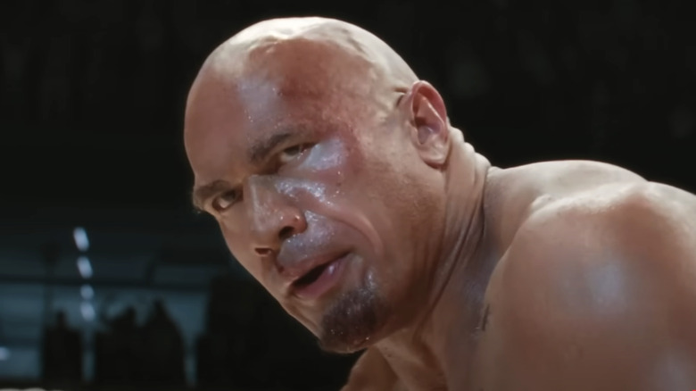 Dwayne Johnson ca Mark Kerr, arătând obosit în ring, în mașina de zdrobire