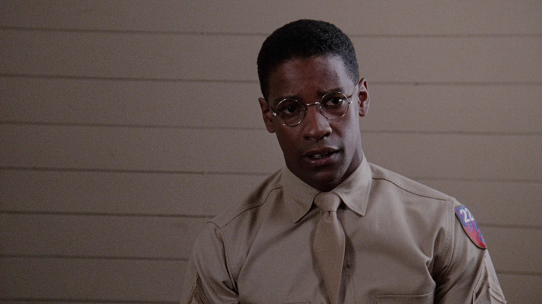 Denzel Washington ca PFC. Melvin Peterson arătând descurajat în povestea unui soldat