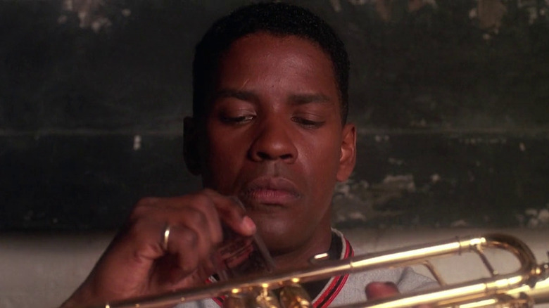 Denzel Washington în timp ce Bleek se joacă cu trompeta lui în Mo 'Better Blues