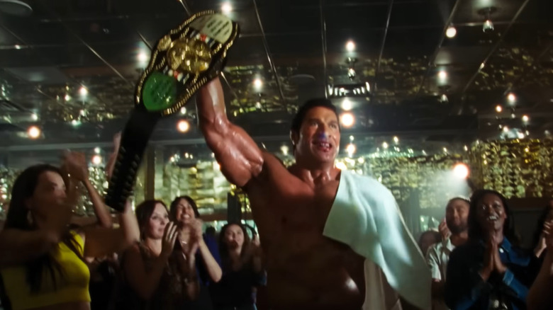 Dwayne Johnson ca Mark Kerr ținând o centură de campionat în mașina de zdrobire