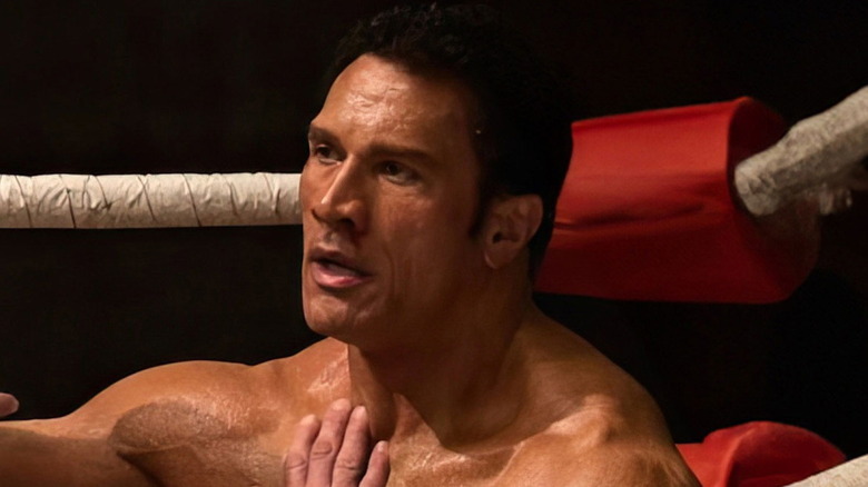 Mark Kerr stând împotriva unui turnbuckle în mașina zdrobitoare