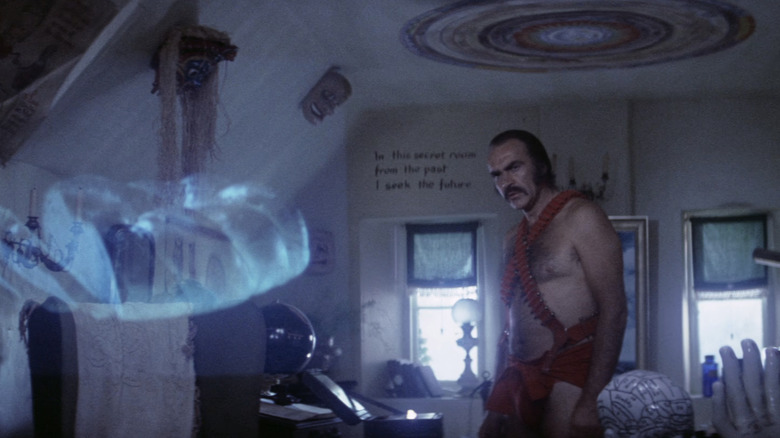 Zedul lui Sean Connery stă într -o cameră cu hologramă în Zardoz