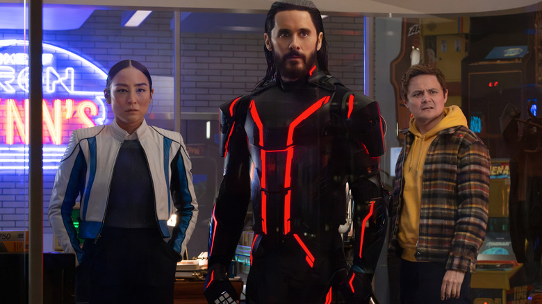 Eve Kim, Ares și Seth în biroul lui Flynn din Tron: Ares