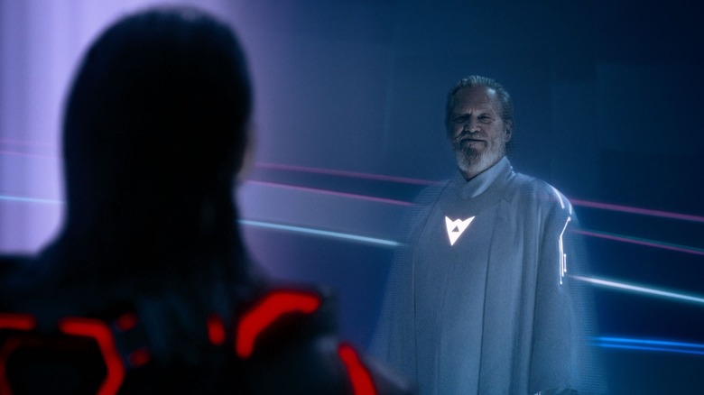 Jeff Bridges ca Flynn privindu -l pe Jared Leto ca program în Tron: Ares