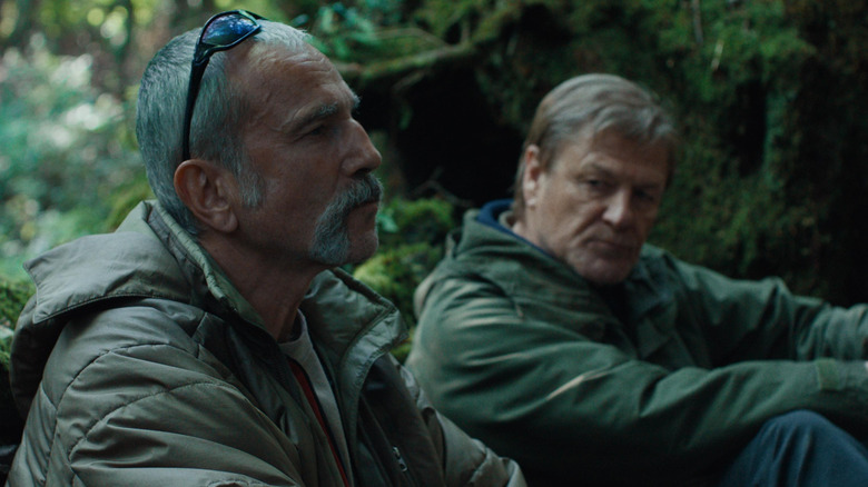 Daniel Day Lewis în timp ce Ray se sprijină de un jurnal vorbind cu Sean Bean ca Jem în Anemone