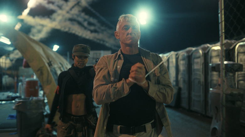 Perfidia mergând un blocaj capturat printr -un centru de detenție la punctul de armă într -o luptă după altul