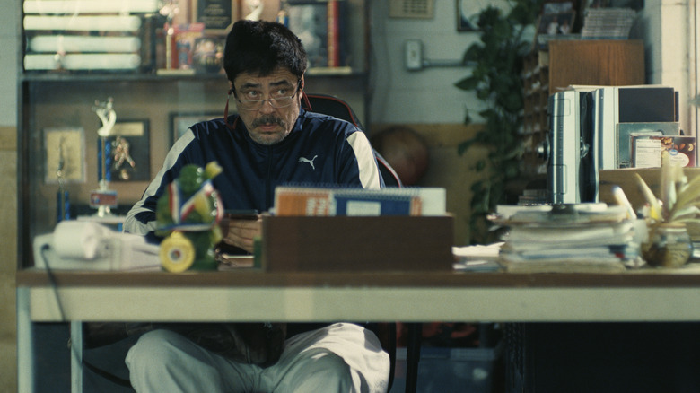 Sensei Sergio St. Carlos coborând ochelarii de pe birou într -o luptă după alta