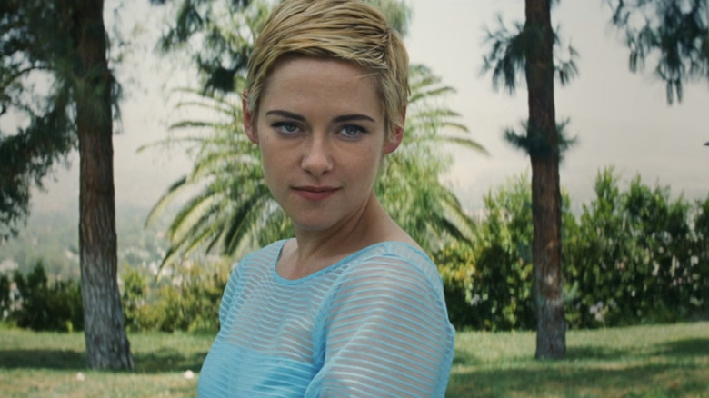 Jean Seberg al lui Kristen Stewart este văzut în apropiere cu palmieri în fundal în Seberg