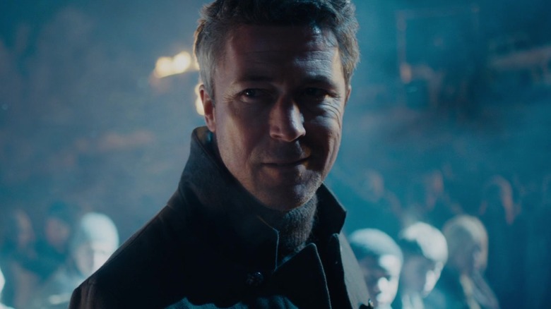 Aidan Gillen ca Janson zâmbind neplăcut în Maze Runner: The Scorch Trials