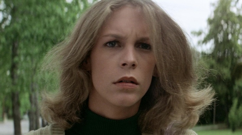 Jamie Lee Curtis ca Laurie Strode arătând alarmat în Halloween (1978)