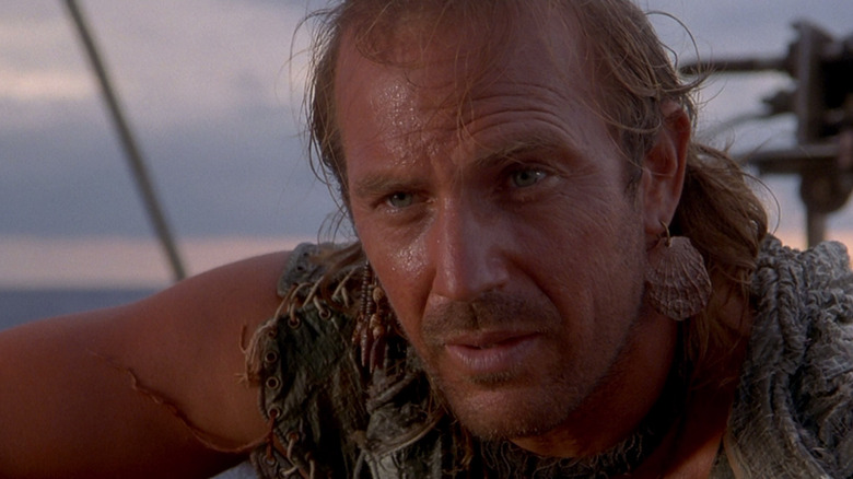 Kevin Costner în calitate de marinar ascultând cu atenție în Waterworld