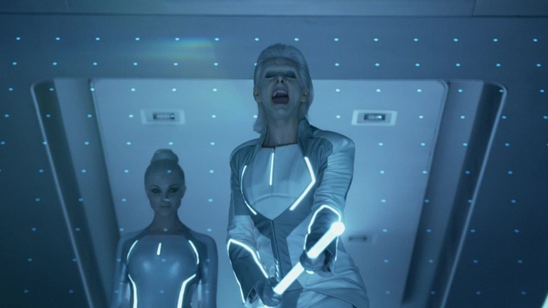 Michael Sheen în calitate de Zuse/Castor care își poartă bastonul în Tron: Legacy