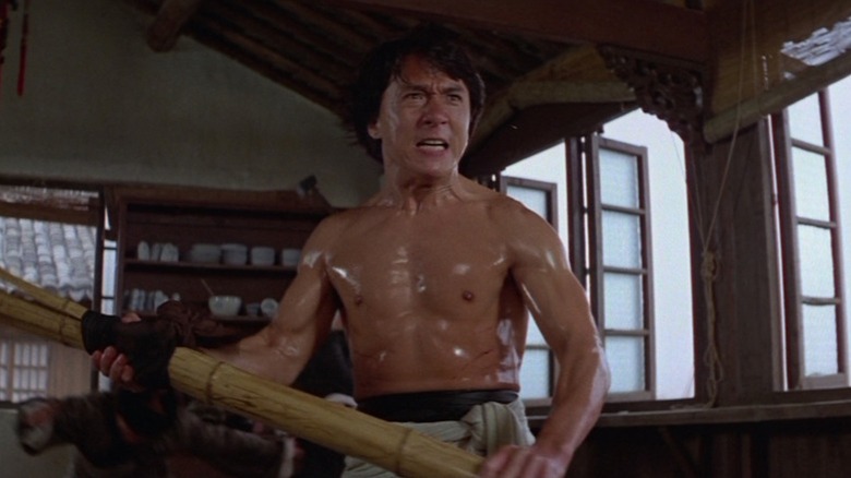 Jackie Chan este cu pieptul gol și gata să zvâcnească în timp ce Wong Fei-Hung în bețivul Maestrul II
