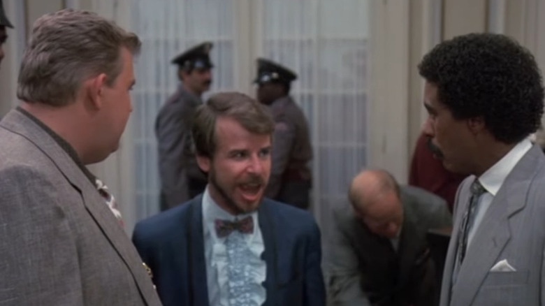 Spike și Brewster uitându -se la Monty King, un mimic profesionist, în Milioane de Brewster