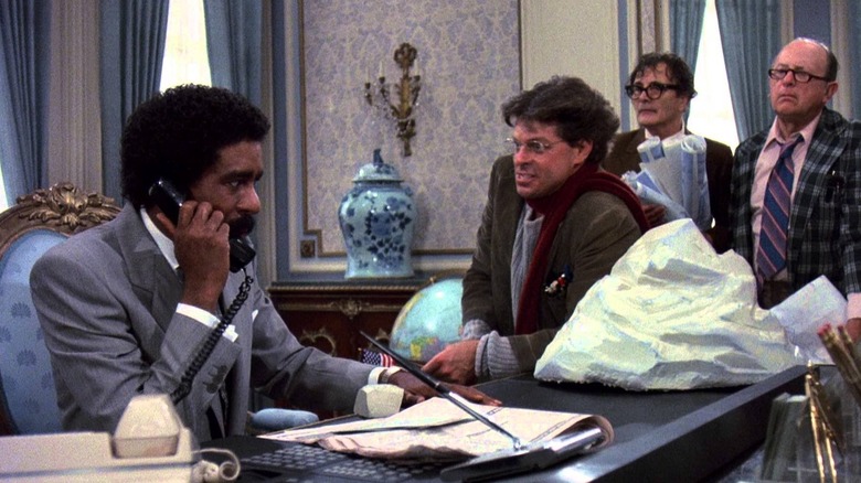 Brewster la telefon, în timp ce investitorii furioși privesc în milioane de brewster