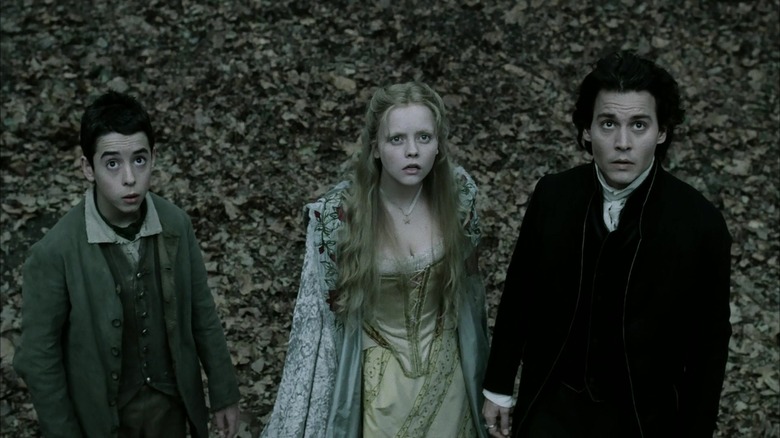 Masbath, Katrina și Ichabod privind în sus în alarmă în Sleepy Hollow