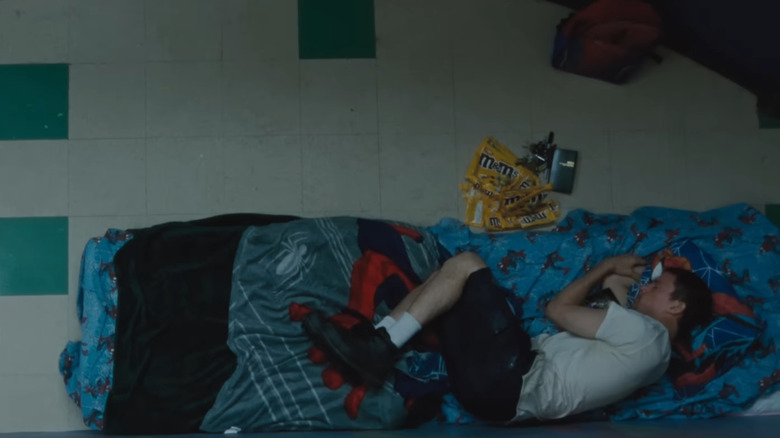 Jeffrey Manchester dormind deasupra unui sac de dormit Spider-Man în acoperiș