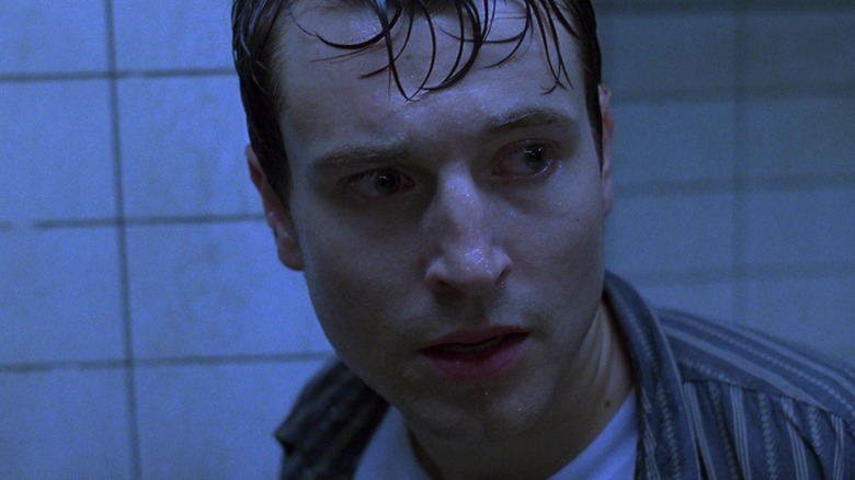 Leigh Whannell în timp ce Adam arătând în dificultate în ferăstrău