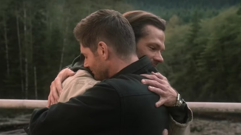 Sam și Dean îmbrățișându -se 