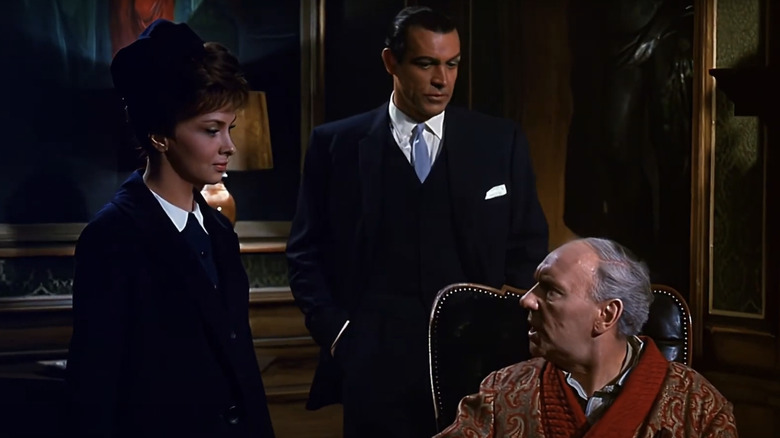 Anthony Richmond de la Sean Connery stă în spatele lui Maria Marcello a Ginei Lollobrigida, în timp ce vorbește cu Charles Richmond de Ralph Richardson în Woman of Straw