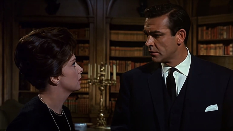 Anthony Richmond de la Sean Connery se află vizavi de Maria Marcello a lui Gina Lollobrigida în Woman of Woman of Straw