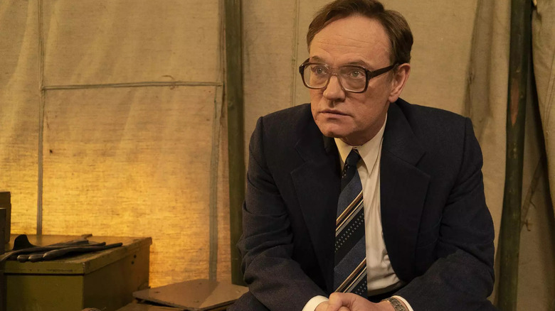 Jared Harris în rolul lui Valery Legasov așezat într -un cort în Cernobil