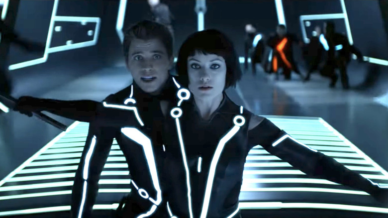 Quorra îl protejează pe Sam în Tron: Legacy