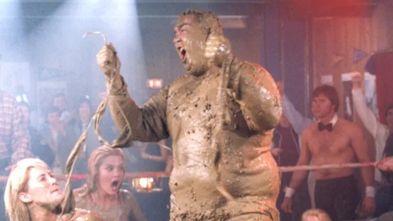 John Candy transformă masa pe adversarii lui de lupte de noroi ca Dewey 