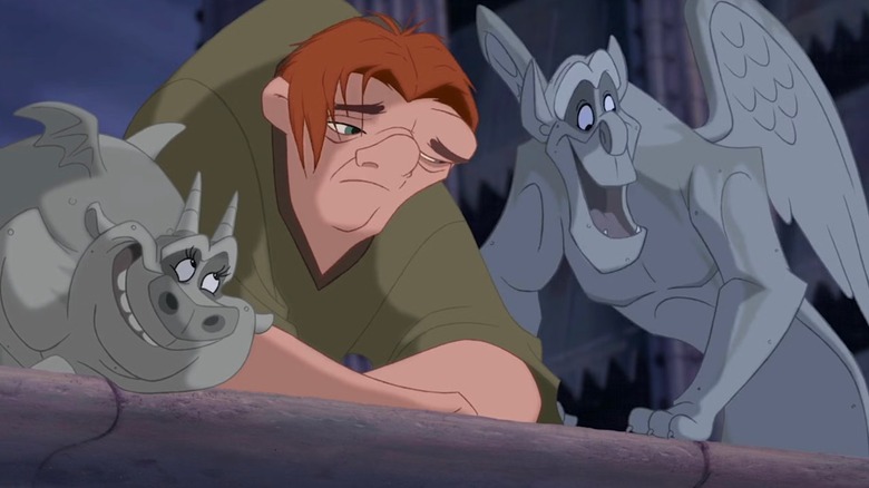 The Hunchback of Notre Dame - Quasimodo arătând trist ca Gargoyles Victor și Hugo încearcă să -l înveselească