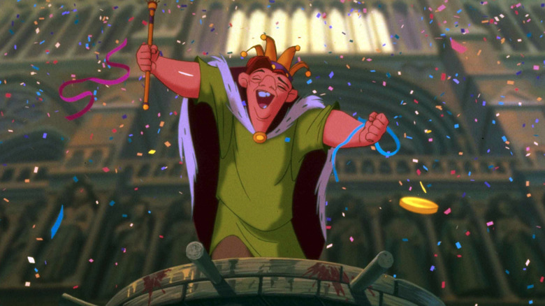 Quasimodo sărbătorește cu o coroană și personal în hunchback -ul Notre Dame
