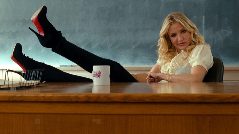 Elizabeth, cu călcâiele ei Louboutin pe birou, în profesor rău