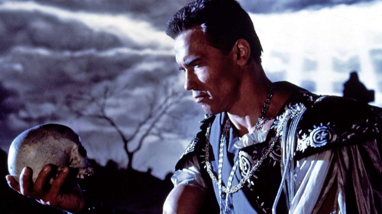 Arnold Schwarzenegger în rolul lui Jack Slater jucând Hamlet în ultimul erou de acțiune