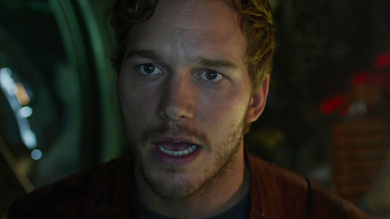 Chris Pratt în timp ce Star-Lord este văzut în apropiere stând pe nava sa în Guardians of the Galaxy