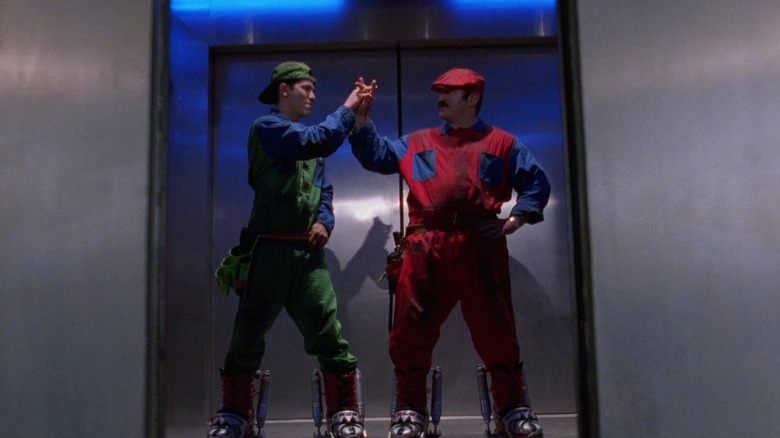 Frații Mario în salopete și pălării într -un lift din Super Mario Bros.