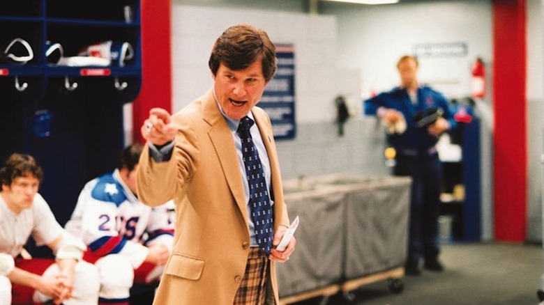 Kurt Russell își îndeamnă echipa în vestiar ca Herb Brooks în Miracle