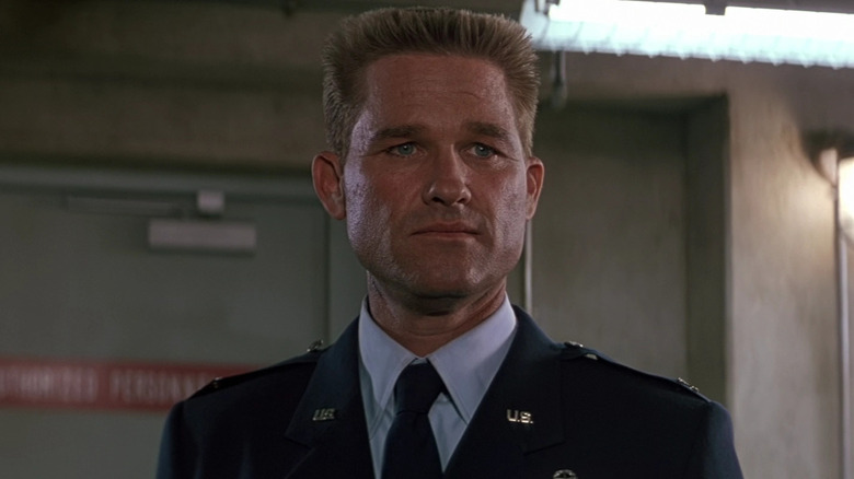 Kurt Russell în rolul lui Jack O'Neil purtând uniforma militară în Stargate