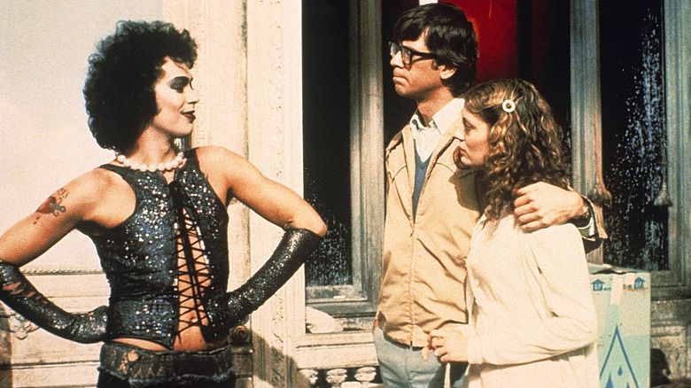 Dr. Frank-N-Furter al lui Tim Curry, salutându-i pe Brad și Janet în The Rocky Horror Picture Show