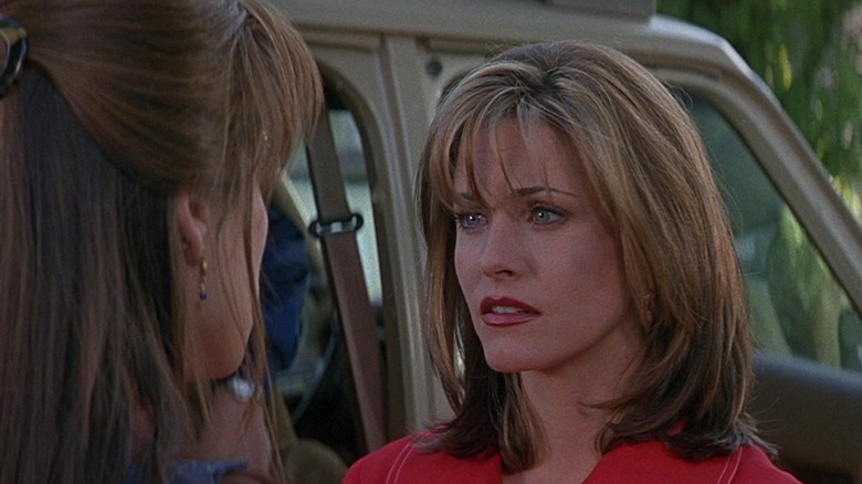 Gale vorbind cu Sidney afară în Scream