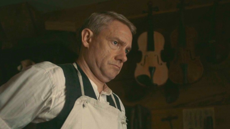 Malcolmul lui Martin Freeman își leagă șorțul în timp ce privește distanța în Regina Oaselor
