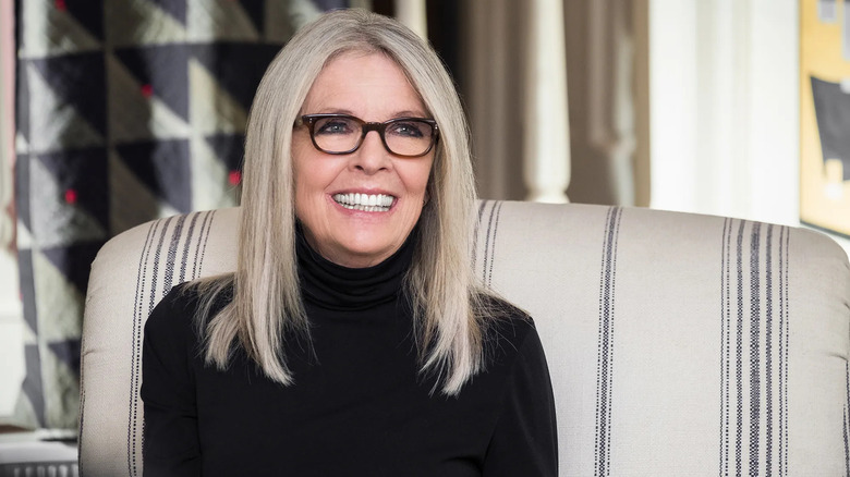 Diane zâmbind într -o grămadă de gunoi negru