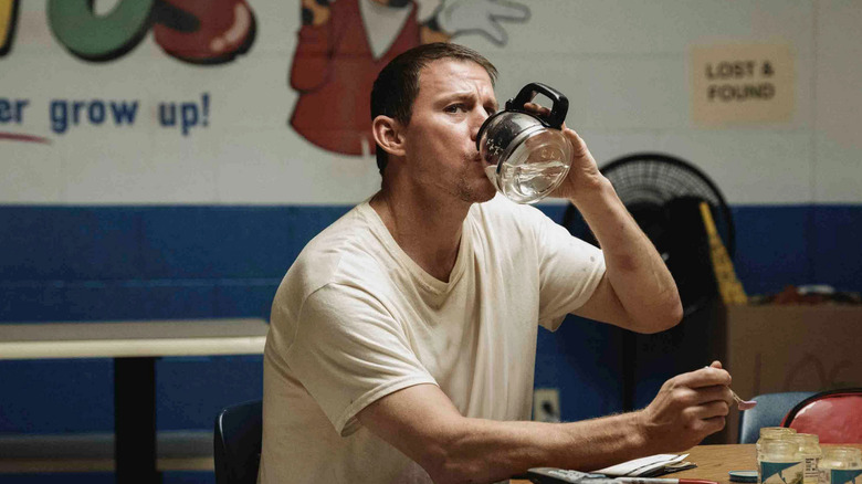 Apă potabilă Jeffrey dintr -o oală de cafea din Toys R Us Breakroom în Roofman