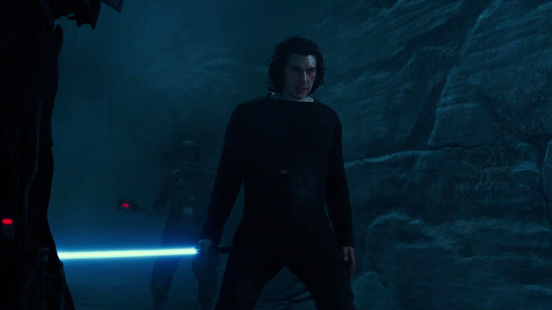 Adam Driver în rolul lui Kylo Ren, cu un luminos albastru înconjurat de Cavalerii lui Ren în Star Wars: The Rise of Skywalker