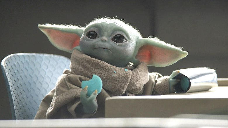 Mandalorianul, Baby Yoda mănâncă o gustare