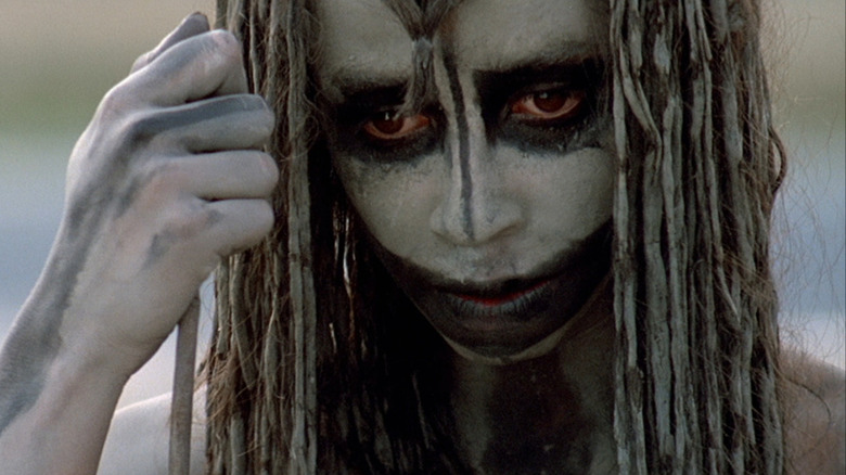 Rae Dawn Chong ca Ika privind în jos în Quest for Fire