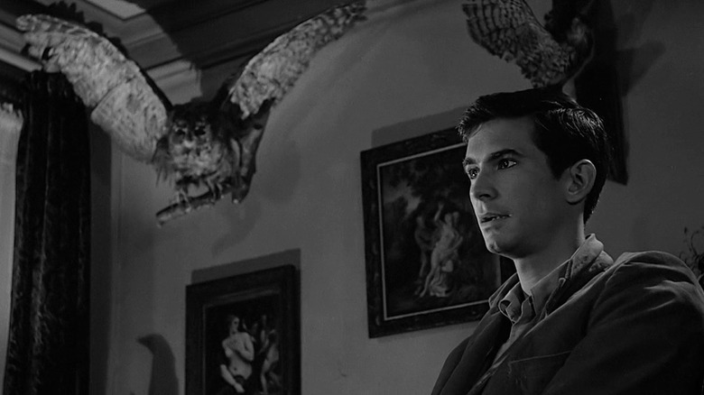 Norman stând într-un salon în 