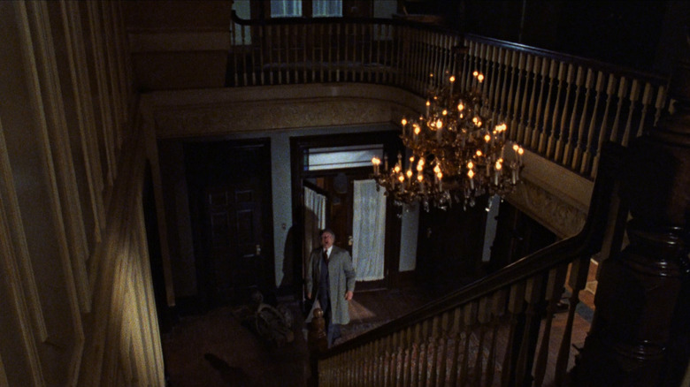 John Russell se uită la etaj în The Changeling