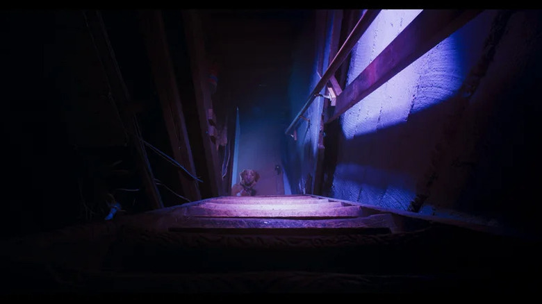 Indy câinele privind în jos un set înfricoșător de scări în băiat bun