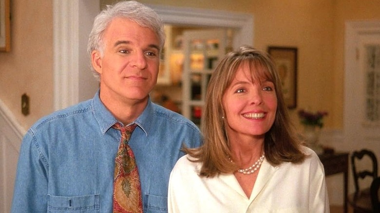 George și Nina zâmbind în ușa lor în tatăl miresei